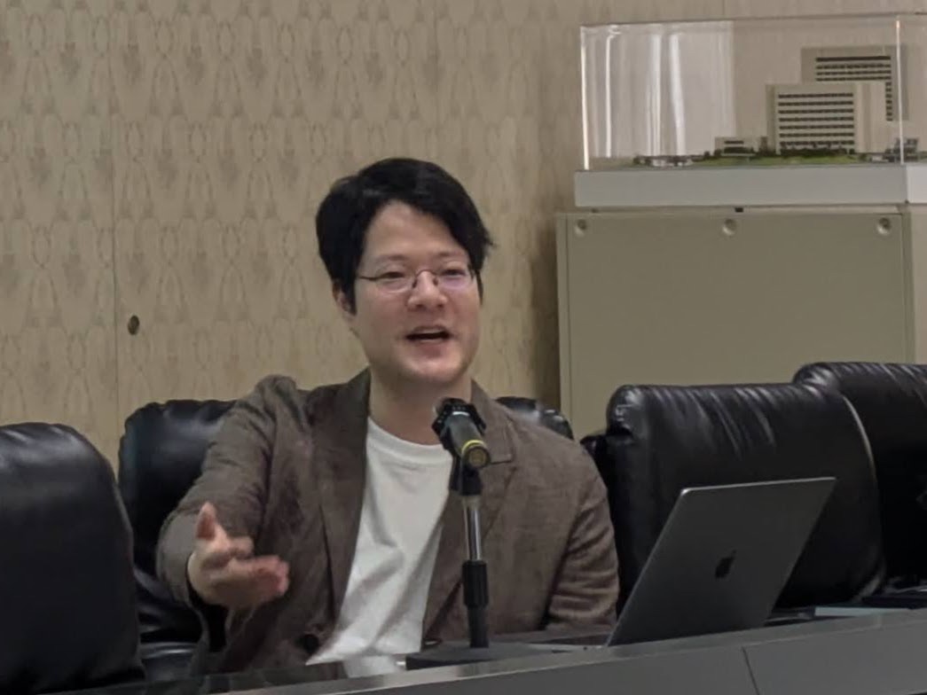 講演する代表の民輪