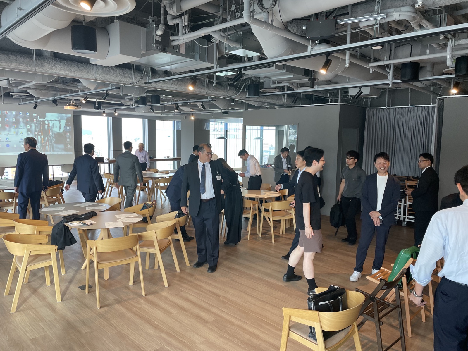 開始前に名刺交換をする参加者