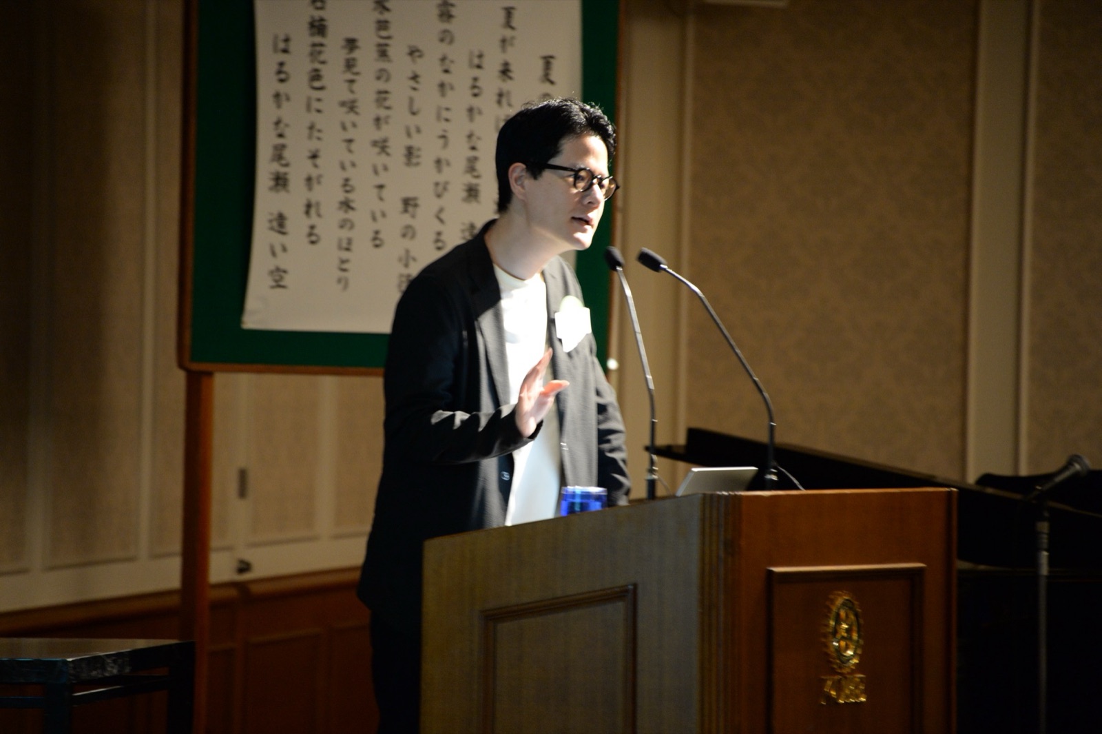 卓話で話す代表の民輪