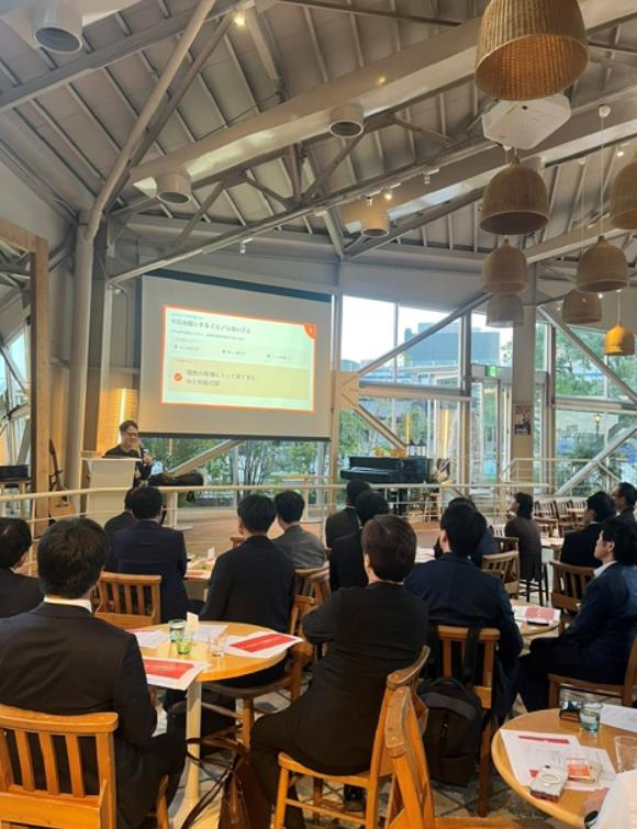 講演する弊社代表・民輪と会場の皆様