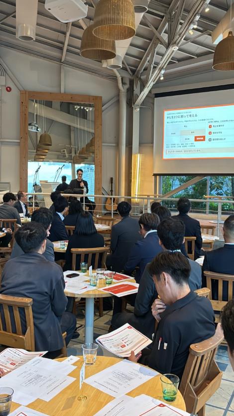 講演する弊社代表・民輪