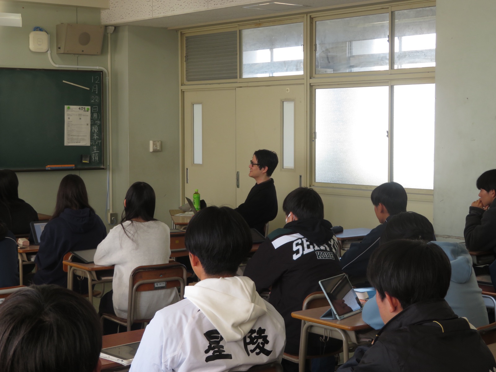 探究学習の中間発表会の教室の様子